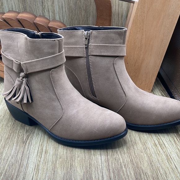 🆕 AEROCUSHION Hartford Faux Leather Booties with Tassel - 8.5 (US) NWT - Picture 2 of 7